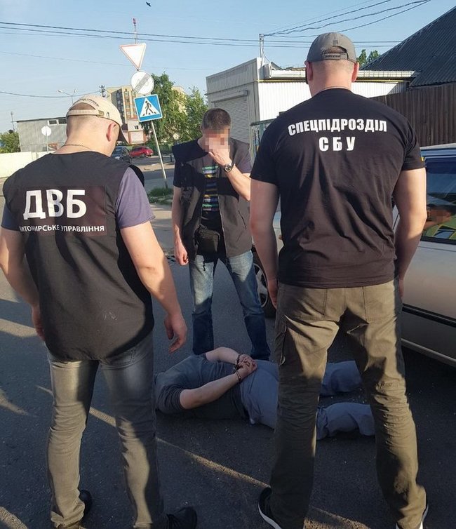 Обклав даниною перевізників: співробітники СБУ затримали підполковника поліції під час одержання хабара в 9 тисяч гривень 02 Обклав даниною перевізників: співробітники СБУ затримали підполковника поліції під час одержання хабара в 9 тисяч гривень 02