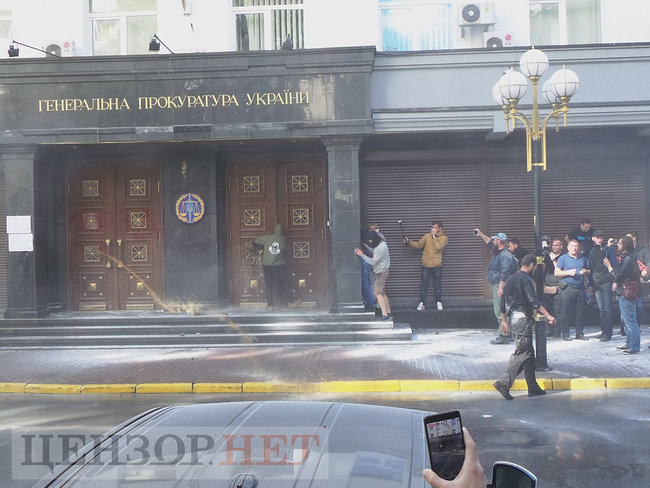 Під час мітингу під ГПУ проти екстрадиції в РФ Тумгоєва сталися сутички: мітингувальники бють вікна, їх у відповідь поливають водою зі шлангів 38