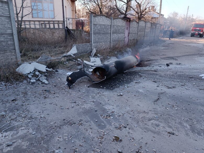 Окупанти поцілили ракетою в дорогу в Костянтинівці 01