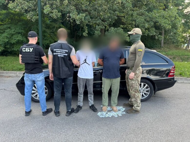 На Закарпатті викрили двох чоловіків за переправлення