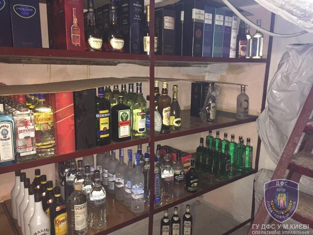 Налоговики ликвидировали незаконный склад алкоголя в Киеве 09