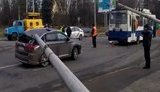 Во Львове две электроопоры упали на проезжавшие мимо автомобиль Mitsubishi и троллейбус с пассажирами. ВИДЕО
