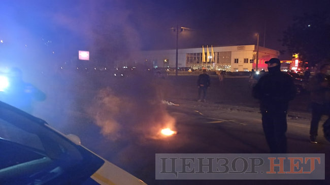 Под Шевченковским судом - столкновения с полицией 13