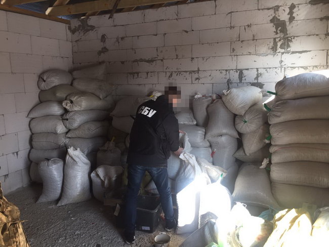 Три тонни незаконно добутого бурштину вилучено на Житомирщині, - СБУ 01