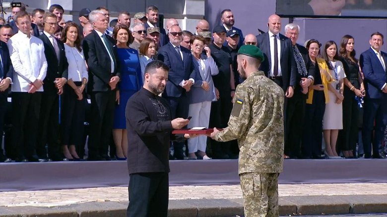 Сьогодні прикордонник отримав найвищу державну нагороду і подарував президенту свій шеврон