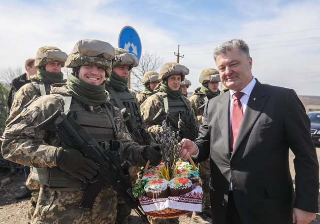 Порошенко - украинским воинам в зоне АТО: Соблюдайте перемирие, но будьте начеку и в критических ситуациях патронов не жалейте 01