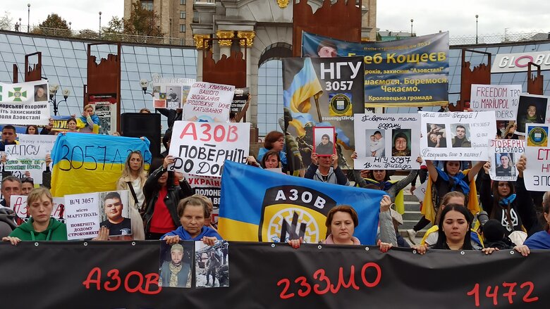 Родичі полонених мітингували на Майдані за їхнє повернення 03