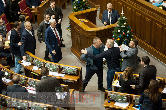 Шуфрич и Береза подрались в Раде из-за плаката с агентом Путина - Медведчуком 02