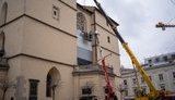 У Львові "евакуювали" статую Христа з Вірменського собору. ФОТО