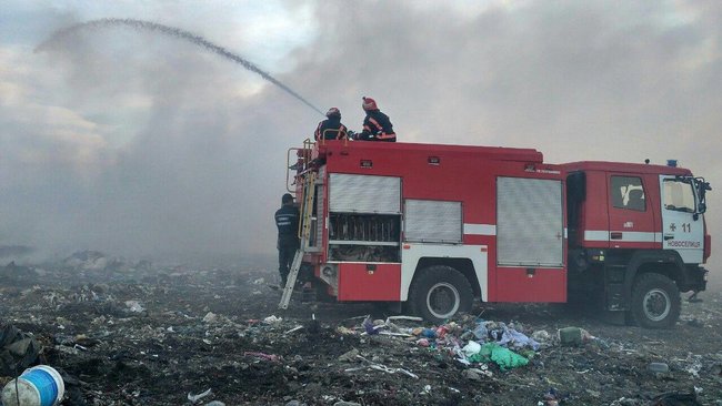 Рятувальники 7 годин гасили сміттєзвалище, яке загорілося під Чернівцями 02