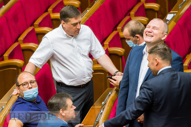 Ківа і сторіз оголених дівчат, Яценко в гостях у слуг народу і Куницький, який шепоче на вухо Забуранній, - робота ВР 15 вересня 02