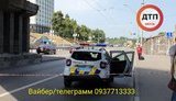 Жахлива ДТП в Києві: на проспекті Перемоги чоловік стрибнув з моста під самоскид. ФОТОрепортаж