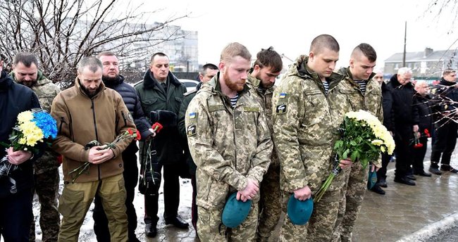 Бойцы 503 отдельного батальона морской пехоты почтили память мариупольцев, погибших 4 года назад под Градами наемников РФ 03