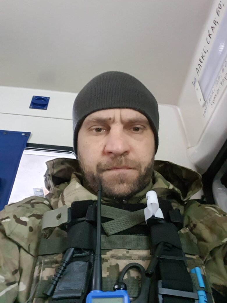 Сергій (Борменталь): У Лимані в нашій лікарні роздавали гуманітарку. Сюди ходили місцеві. Один із них навів на нас ракету 01