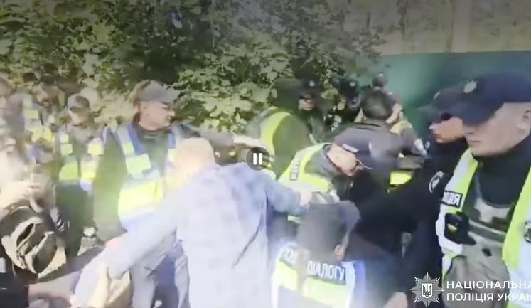 Сутички з поліцією на Теремках: затримали 24-річного чоловіка, який координував учасників