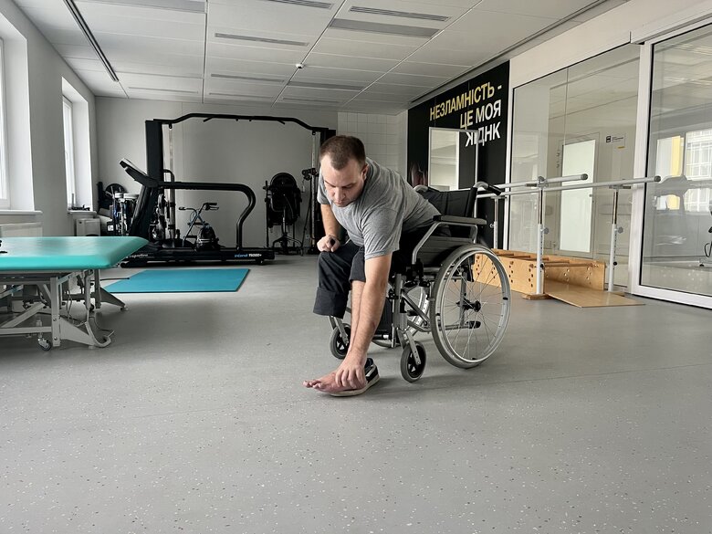 Сергій Дикун, який втратив ногу на війні: Думаю, я в армії ще пригоджусь. Ампутація в мене ще не дуже велика - одна нога...Десь пригоджусь в армії 02