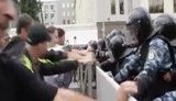 Столкновения милиции и оппозиции: Да не надо, дядьку, успокойтесь ! ВИДЕО.