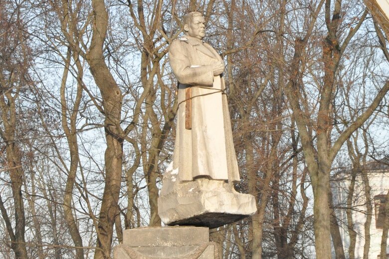 Пам’ятник радянському генералу Ватутіну демонтували у Києві 02