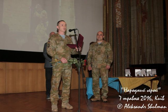 Боєць 13-го окремого десантно-штурмового батальйону Сергій Назаренко: В новому терміналі Донецького аеропорту ми знайшли багато делікатесів. А хліба не було. І чорна ікра на армійській галеті мала досить екстравагантний вигляд 04