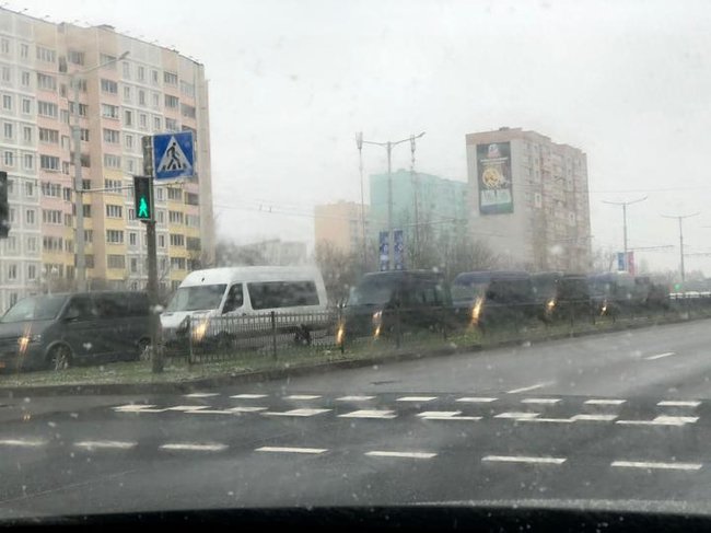 Протесты в Минске: Силовики Лукашенко стягивают спецтехнику и устанавливают ограждения, задержания продолжаются 01