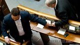 В Раде протестировали "сенсорную кнопку" - Ефремов голосовал телефоном. ВИДЕО