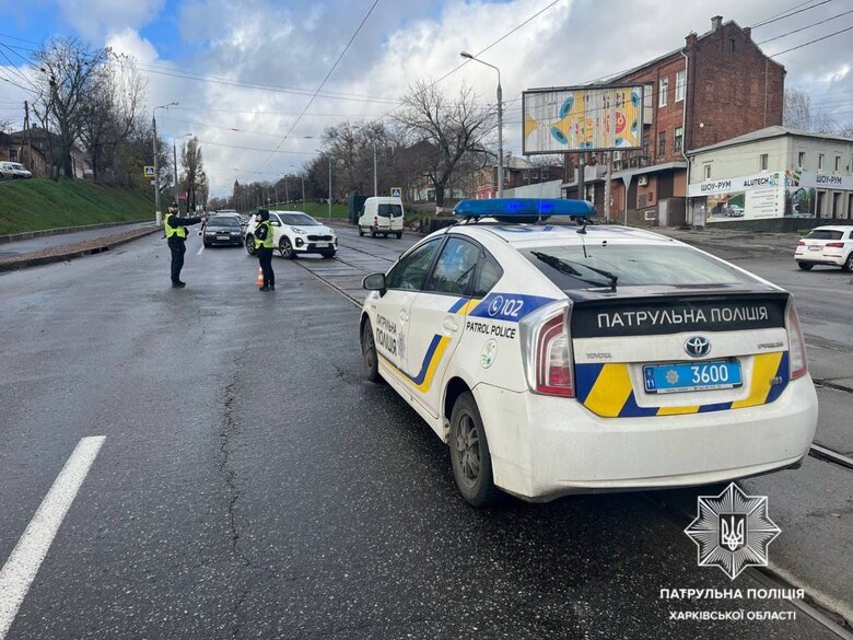 На території АЗК у Харкові вибухнула та спалахнула автівка 02