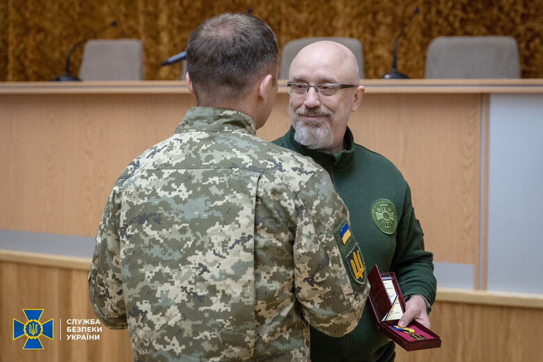 Співробітників СБУ нагородили за заслуги на фронті 02