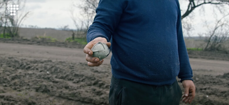 Russians dropped 500-kilogram aerial bomb on village of Fedorivka in Donetsk region. Bomb did not explode. 04