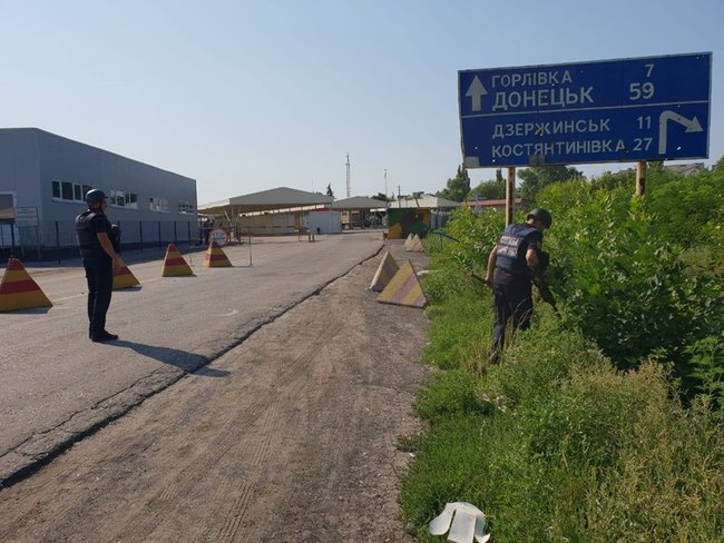 КПВВ Майорське закривали на 3 години через повідомлення про мінування 04