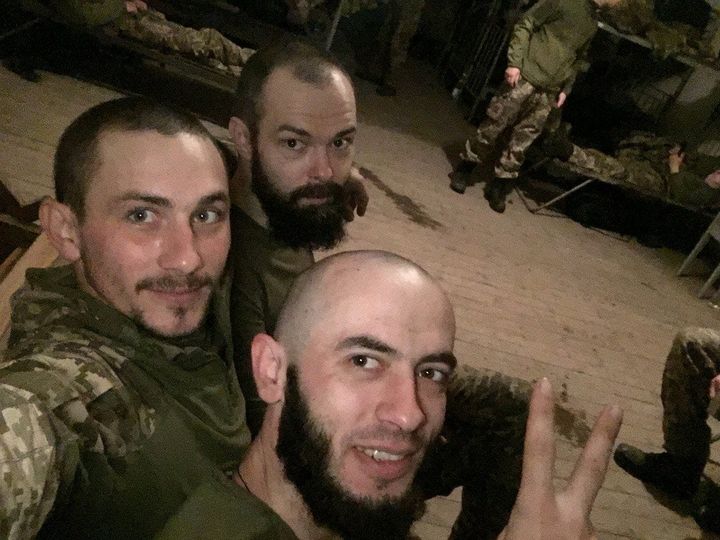 Філософ і артилерист Олександр Комаров:Чому пішов на фронт? Мотивацій – безліч. Я вільна людина, в тоталітарному суспільстві моя діяльність неможлива. Згадати хоча б цей псевдоісторичний путінський монолог. От як на це реагувати? Битися 04