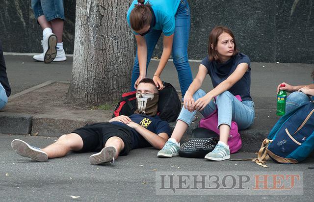 Митингующие остаются под Радой: некоторые активисты держат в руках биты и куриные яйца 03 Митингующие остаются под Радой: некоторые активисты держат в руках биты и куриные яйца 03