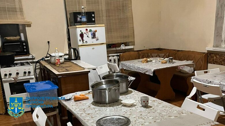 Четверо чоловіків з Дніпра утримували в трудовому рабстві 50 людей 03