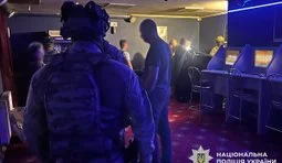63-річна жінка організувала підпільне казино у житловому будинку на Хмельниччині: вилучено понад 400 тис. грн. ВІДЕО+ФОТОрепортаж