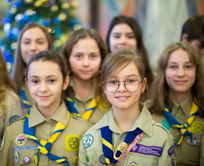 Пластуни передали Зеленському Вифлеємський вогонь 04