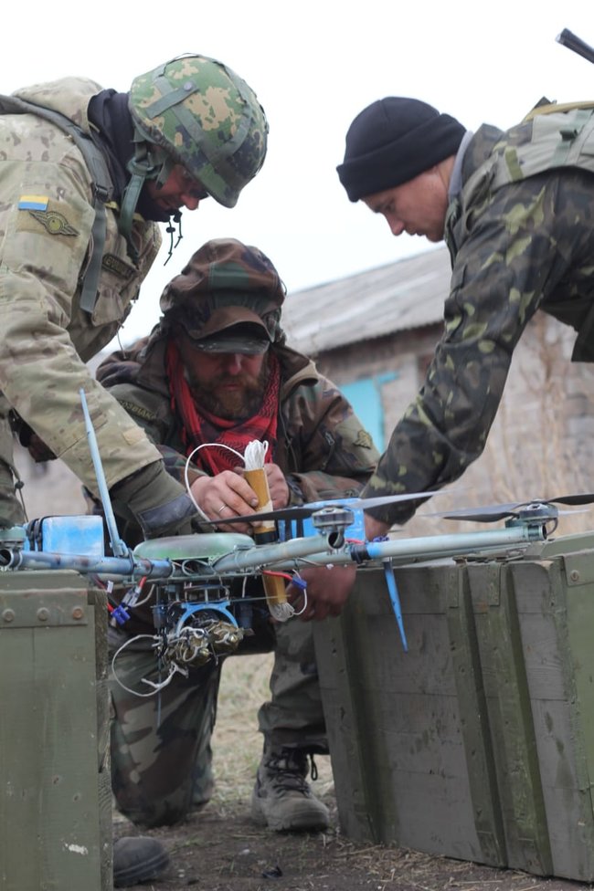 Авіарозвідник, майор Сергій Харченко: Ми залітали на ворожі полігони. Якось за весь політ була лише одна фотка, але на ній було видно, як на навчаннях стоїть розгорнутий російський батальйон 01