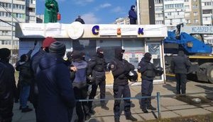 "Я отстаивал свой бизнес": в Киеве мужчина угрожал самосожжением. ВИДЕО+ФОТОрепортаж