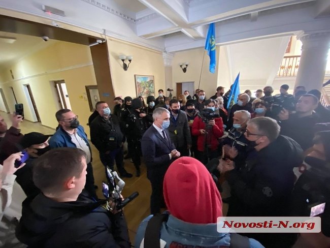 Хочу працювати!: У Миколаєві підприємці протестують проти карантину. Мітингувальники увірвалися до міськради 01