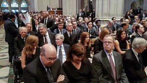 Екс-постпред США в ООН Пауер: Те, що Порошенко стояв поруч зі Столтенбергом на прощанні з Маккейном, - не випадково. Це було послання покійного сенатора Путіну і Трампу