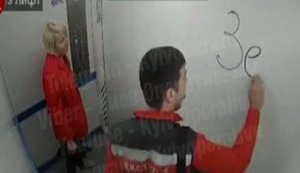 "Зевандал": медик скорой обрисовал лифт политрекламой Зеленского. ВИДЕО камер наблюдения