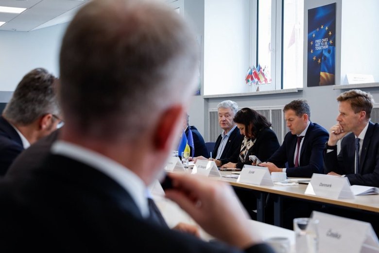 Порошенко провів зустріч із послами ЄС