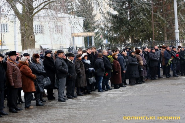 Сотні людей прийшли попрощатися з мером Луцька Романюком 02