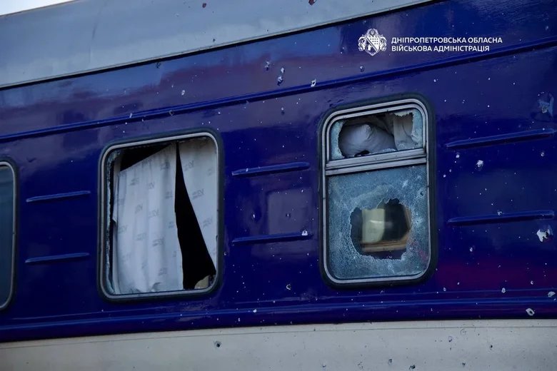 Удар по електричці в Дніпрі: 13 загиблих, є поранені