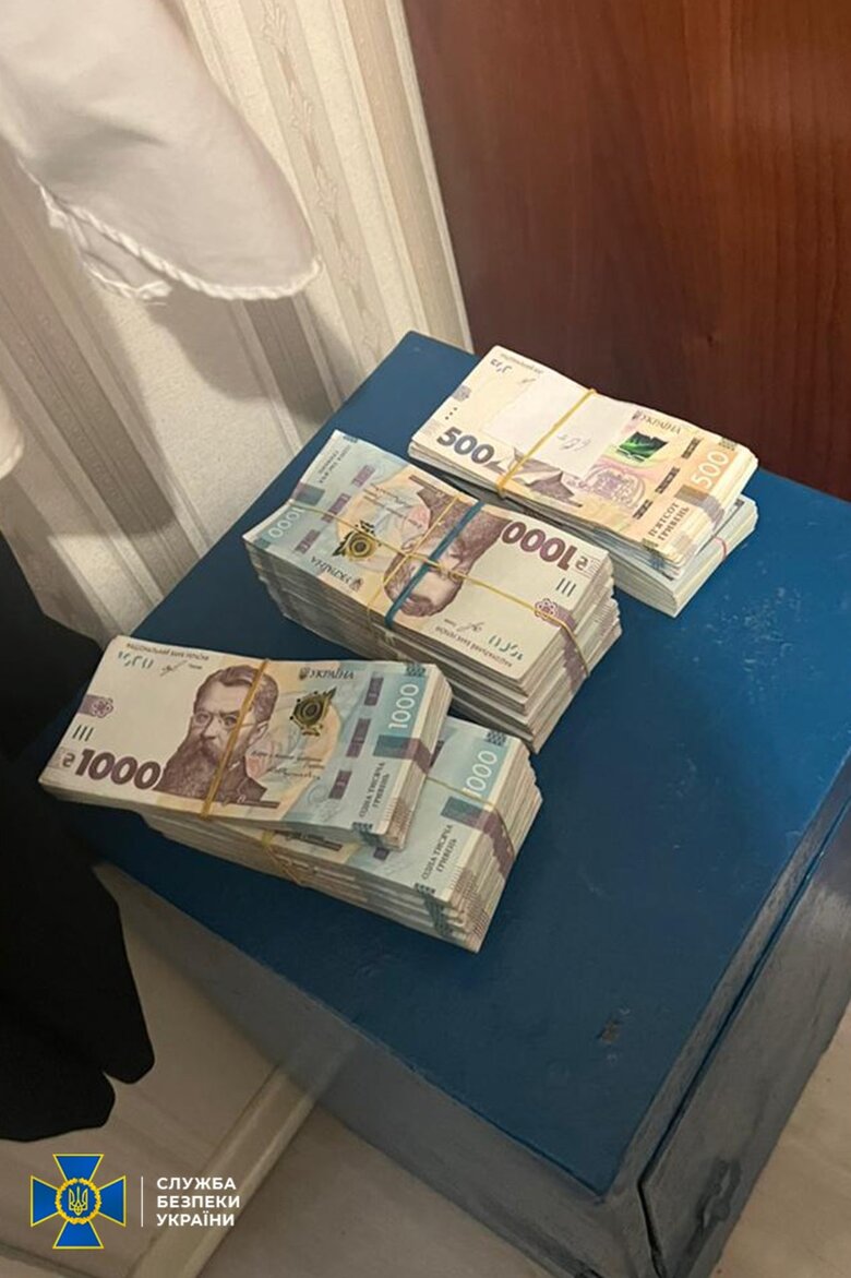 СБУ знайшла проросійську літературу, мільйони готівки та сумнівних громадян РФ під час безпекових заходів у Лаврі та храмах УПЦ МП на Рівненщині 02