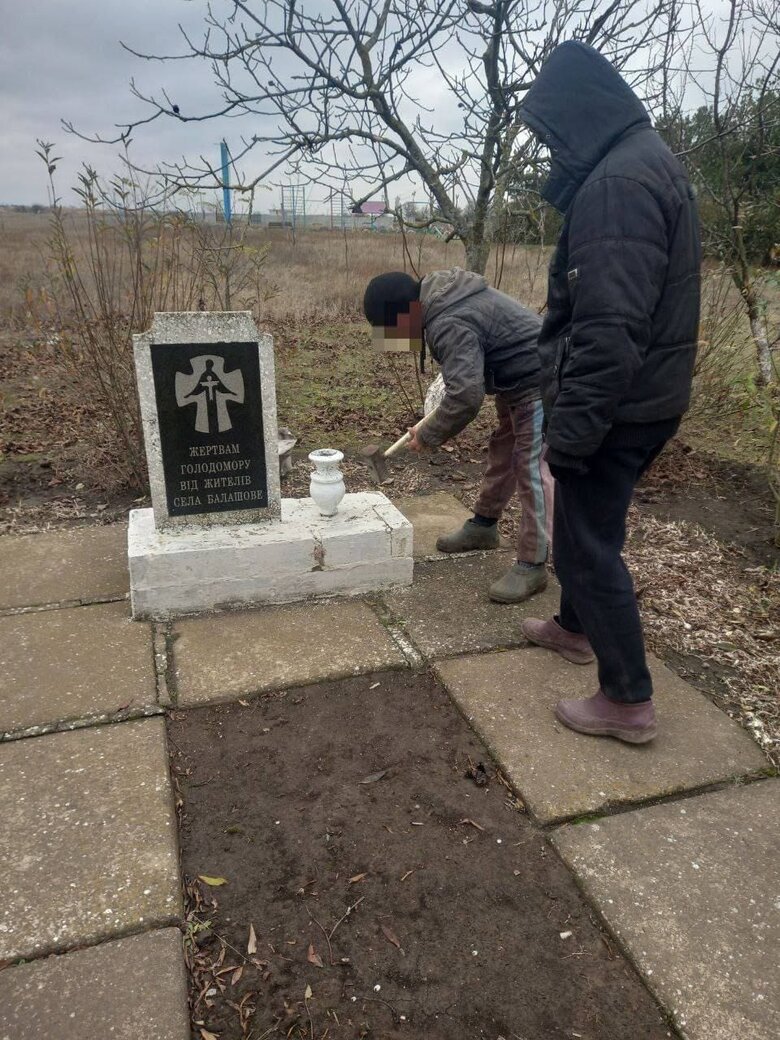 Рашисты сносят монументы жертвам Голодомора на оккупированной Херсонщине 01