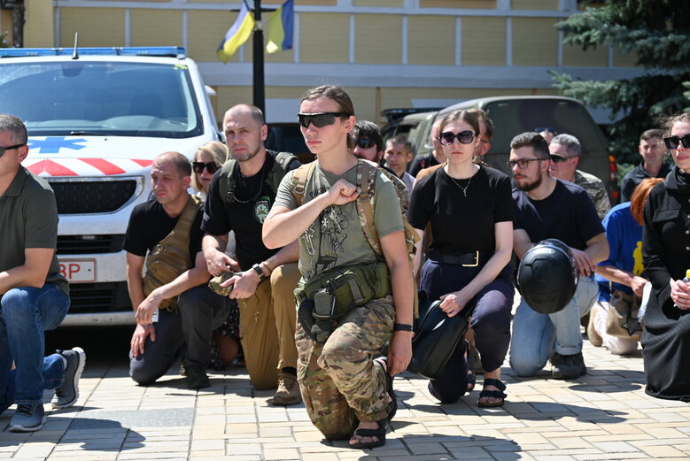 Із загиблим сержантом 68-ї ОЄБр Антоном Усовським попрощалися у Михайлівському Соборі 44