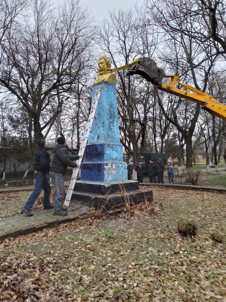 В Одесской области демонтировали памятник Пушкину 03