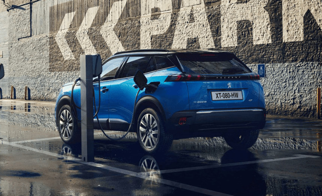 Кроссовер Peugeot 2008 получил полностью электрическую версию 03