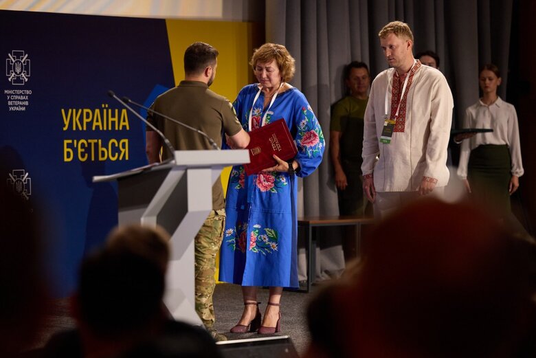 Зеленський вручив ордени Золота Зірка військовим і родинам загиблих Героїв України 02