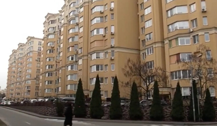75 квартир у новобудові на Софіївській Борщагівці примусово вилучили на підставі листа з Міноборони. ВIДЕО