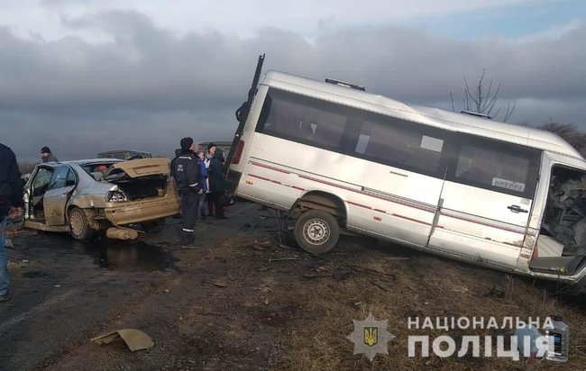 Маршрутка столкнулась с легковым автомобилем в Одесской области: 1 человек погиб, 14 травмированы 10